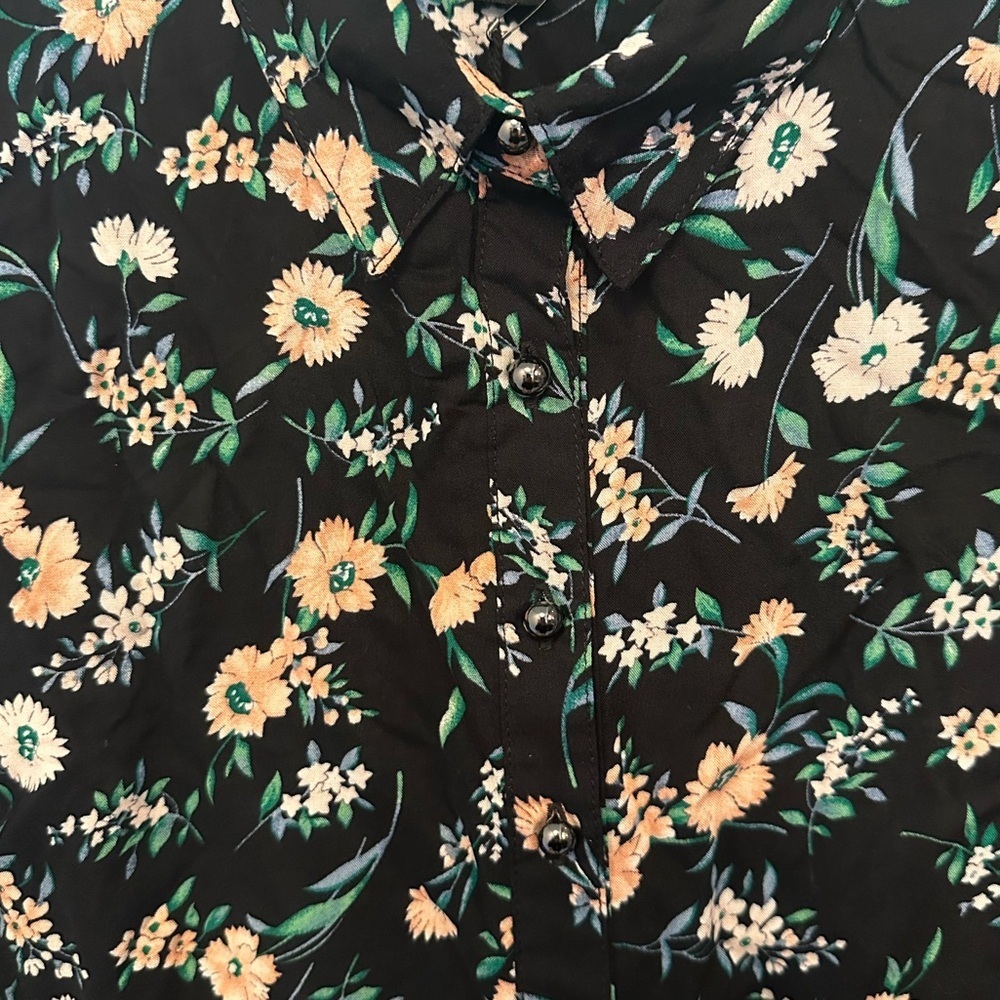 NWT Black Floral Top​​ - Picture 4 of 4
